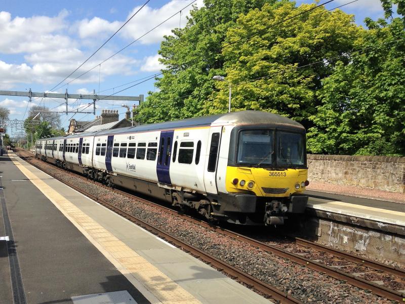 365 at Linlithgow: 365 513 calling briefly at Linlithgow with 09.35
Queen Street to Linlithgow UPL trial run Photo of 365 at Linlithgow