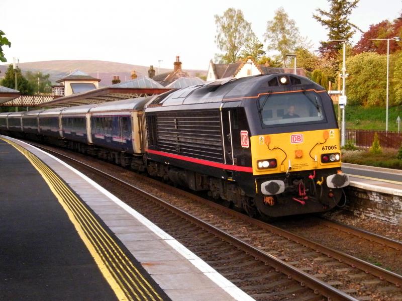 67005 @ Gleneagles: 5.13 a.m. arrival of the north bound Caledonian Sleeper, hauled by the Royal Train engine, 'Queen's Messenger' Photo of 67005 @ Gleneagles