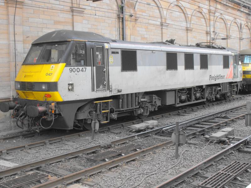 Photo of Class 90 in Edinburgh Waverley