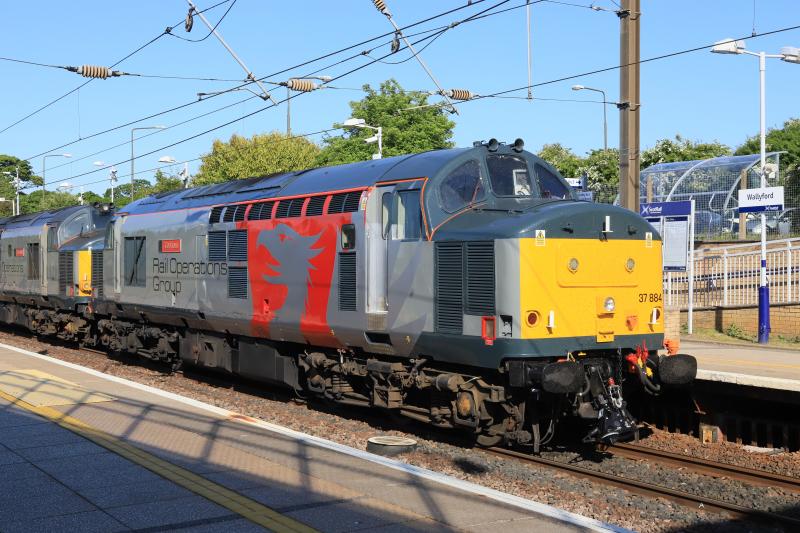 37884 on 0S04: 37884 + 37611 on 0S04 Leicester to Bathgate stopped for a crew change at Wallyford on 28/05/2018 Photo of 37884 on 0S04
