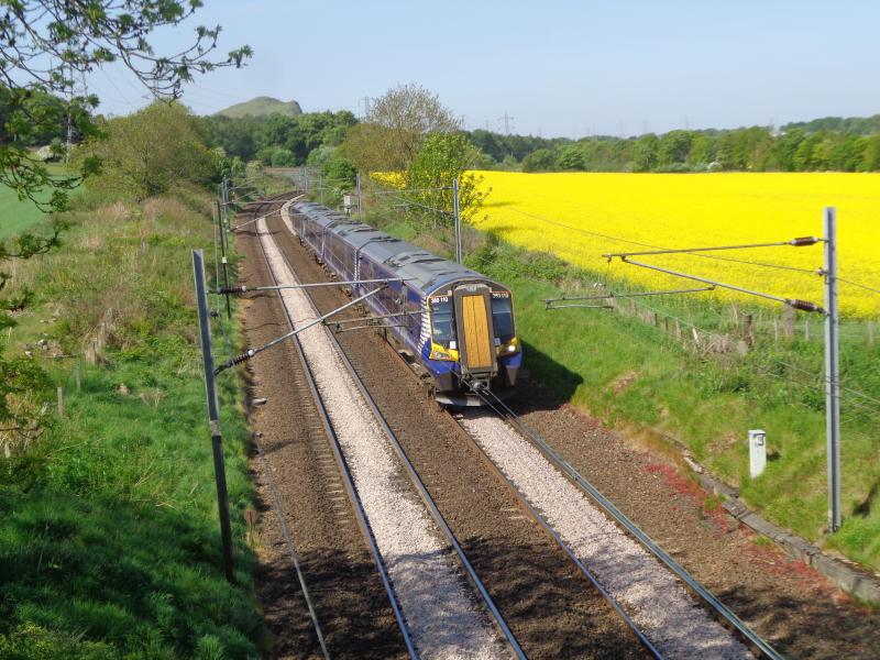 380 and oilseed rape: 380 heads east at Kaimes Quarry Photo of 380 and oilseed rape
