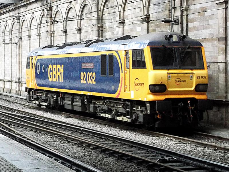 Photo of 92032 at Edinburgh Waverley