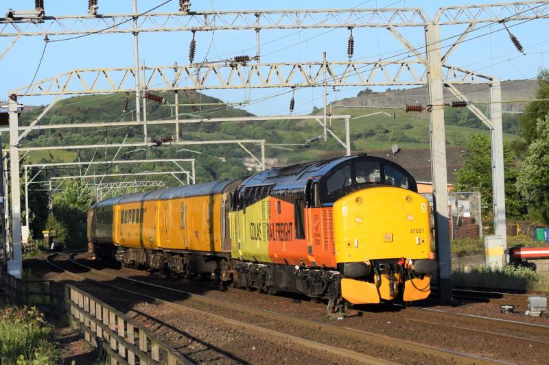 1Z80 Dumbarton Central 12.6.18: Colas 37521 leading with 37421 on the rear approaching Dumbarton Central in evening sunshine. Photo of 1Z80 Dumbarton Central 12.6.18