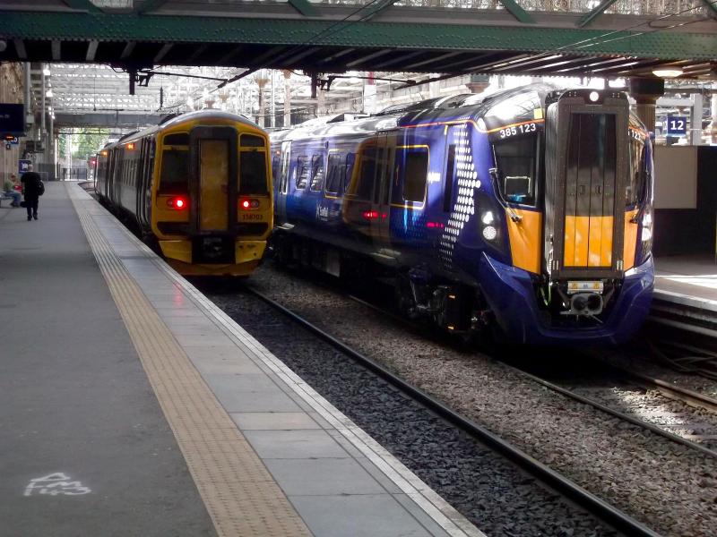 Photo of 385123 at Edinburgh Waverley