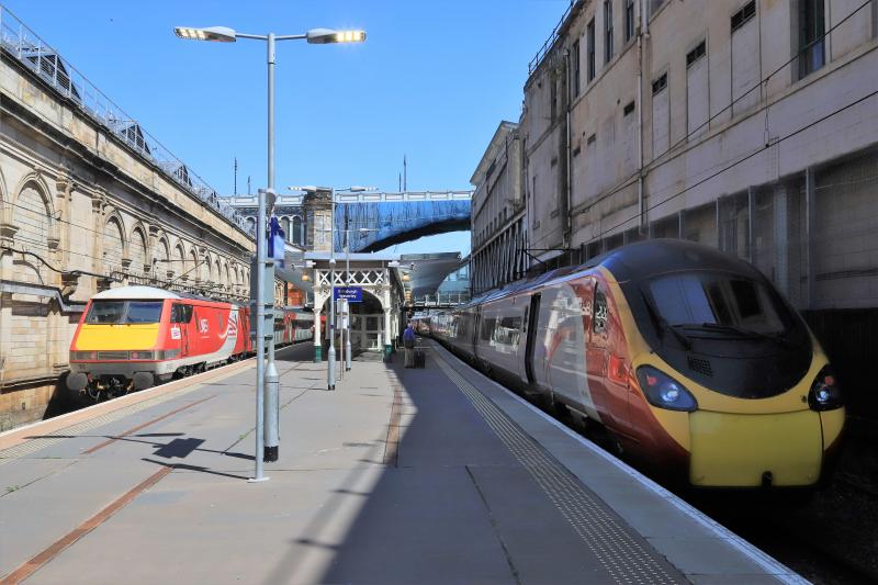 Virgin & ex Virgin liveries: 390136 in Virgin livery in platform 8, 91132 in LNER livery in Platform 9 Edinburgh Waverley on 01/07/2018 Photo of Virgin & ex Virgin liveries