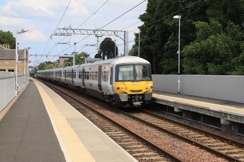 Happy Trains: 365517 + 365521 on 1R81 15.30 Edinburgh to Glasgow Queen Street passing through Linlithgow on 07/07/2018 Photo of Happy Trains