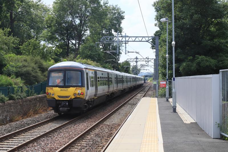 Happy Trains: 365521 on the rear with 365517 on 1R81 15.30 Edinburgh to Glasgow Queen Street passing through Linlithgow on 07/07/2018 Photo of Happy Trains