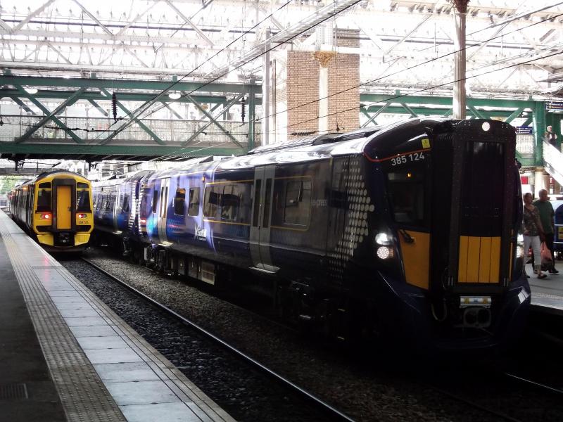 Photo of 385124 at Edinburgh Waverley