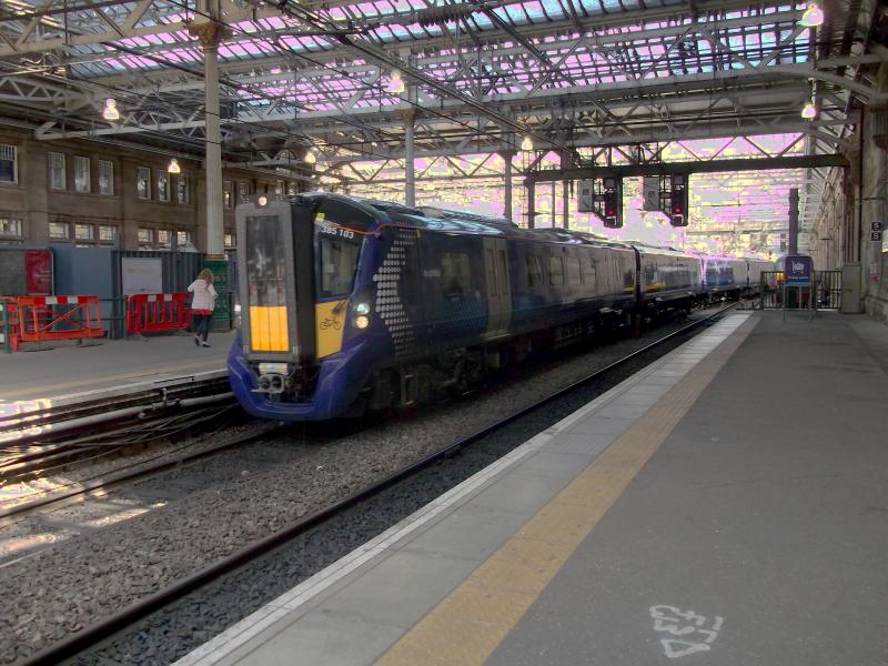 Photo of 385103 at Edinburgh Waverley