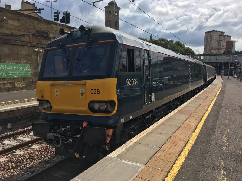 5Z94 Carstairs - Polmadie: 92038 stops at Motherwell with a rake of 8 Sleeper MK5s bound for Polmadie Photo of 5Z94 Carstairs - Polmadie