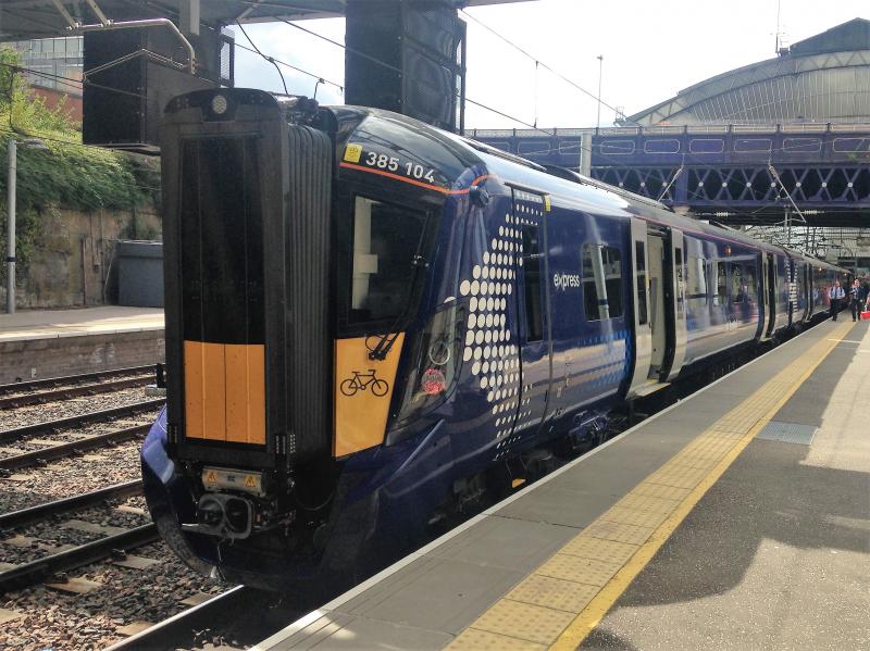 Photo of 385 104 at Glasgow Queen Street