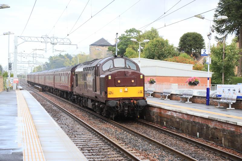 5Z37: 37669 on 5Z37 13.00 Craigentinny to Fort William passing through Linlithgow running 20 minutes late on 10/08/2018 Photo of 5Z37