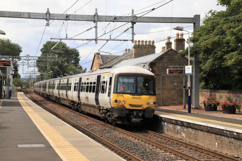 Happy 1R60: 365525 + 365513 on 1R60 12.45 Glasgow Queen St to Waverley at Linlithgow on 10/08/2018 Photo of Happy 1R60