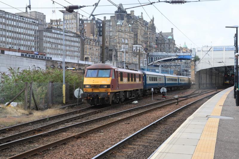 1Z90: Faded 90020 leads 1Z90 10.34 Edinburgh to Kings Cross leaving platform 9 on 20/08/2018 Photo of 1Z90