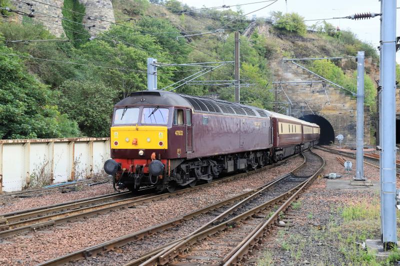 5Z17: 47832 leading 5Z17 09.39 Joppa Straight to Waverley approaching Platforms 2 & 19 on 20/08/2018 47826 leading to Kings Cross Photo of 5Z17