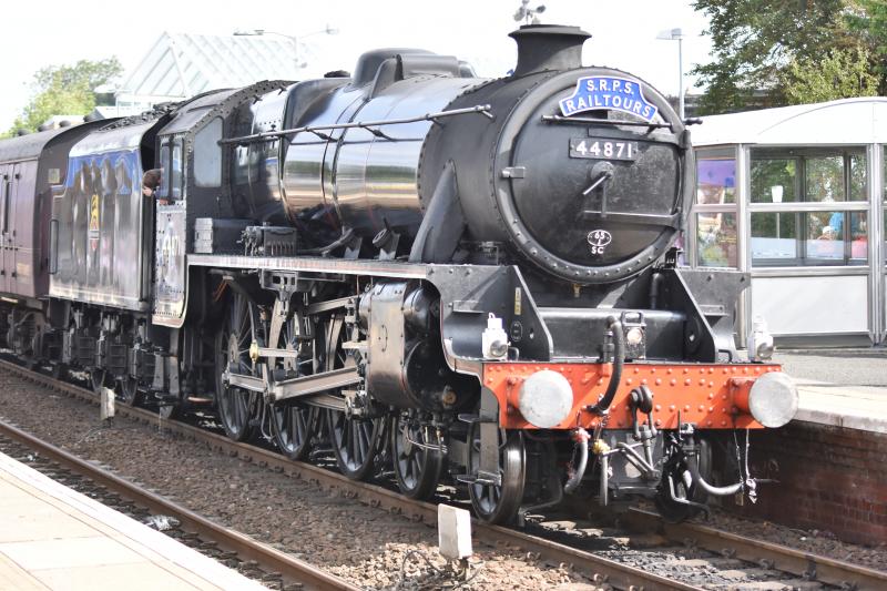 44871 at Kirkcaldy Station: 44871 enters Kirkcaldy on 5/8/18 at 10.40. This was the first Sunday of four in August of the 'Fife Circle & Borders' tours. Photo of 44871 at Kirkcaldy Station