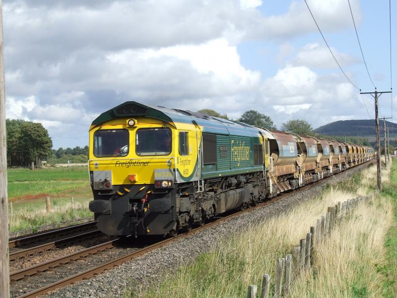 66528 t/t 66533 south past Bow of Fife LC: 66528 t/t 66533 south past Bow of Fife LC at 14:02 09 Sept 2018 working 6K20 Huntly to Millerhill. Photo of 66528 t/t 66533 south past Bow of Fife LC