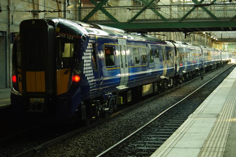 385123 Edinburgh Waverley: seen in Platform 10, 385123 and 385015 arrived from the East on a training run 04Sep18 Photo of 385123 Edinburgh Waverley