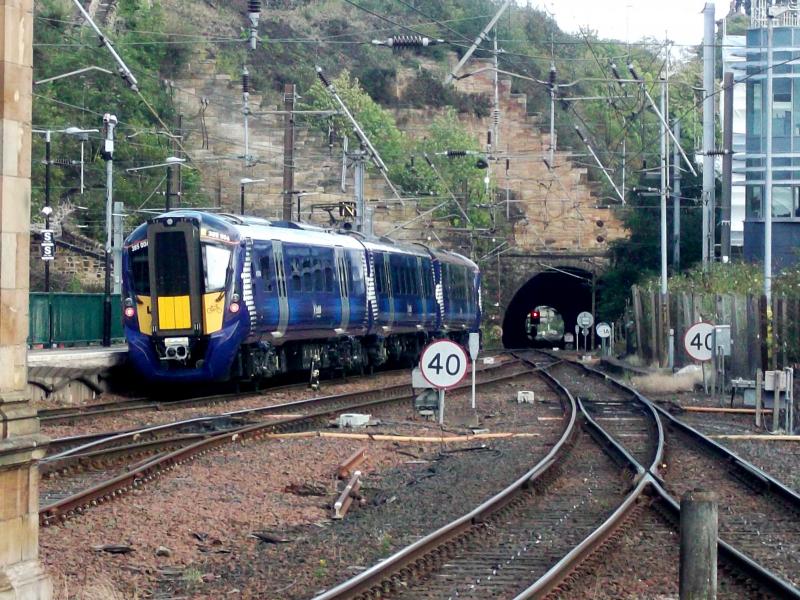 385006 at Edinburgh: The latest services to receive 385s in Scotland are the Edinburgh to North Berwick and Dunbar services.
385006 arrives at Edinburgh on Wednesday 12th September 2018. Classmate 385007 is on the rear Photo of 385006 at Edinburgh