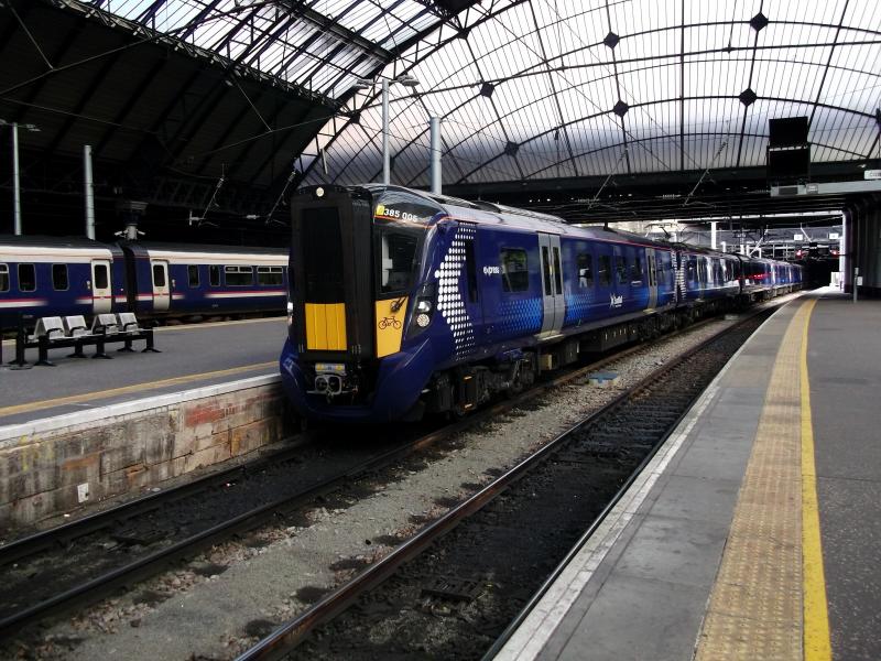 Photo of 385005 at Glasgow Queen Street