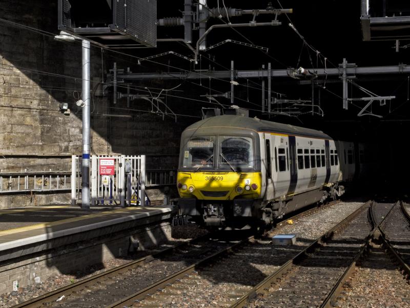 365509 QUEEN STREET 5.10.18 (1).jpg: 365509 WITH AN UNKNOWN UNIT ON THE REAR ARRIVING FROM EDINBURGH ABOUT 12.20 ---5.10.18 Photo of 365509 QUEEN STREET 5.10.18 (1).jpg