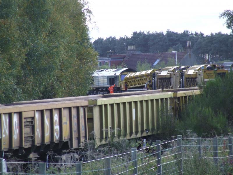 6X25 Ladybank 06 Oct 2018: Driver checks rear loco (66568) of 6X25 in Ladybank Loop on Saturday 06 Oct 2018. Leading loco 66545 is out of picture Photo of 6X25 Ladybank 06 Oct 2018