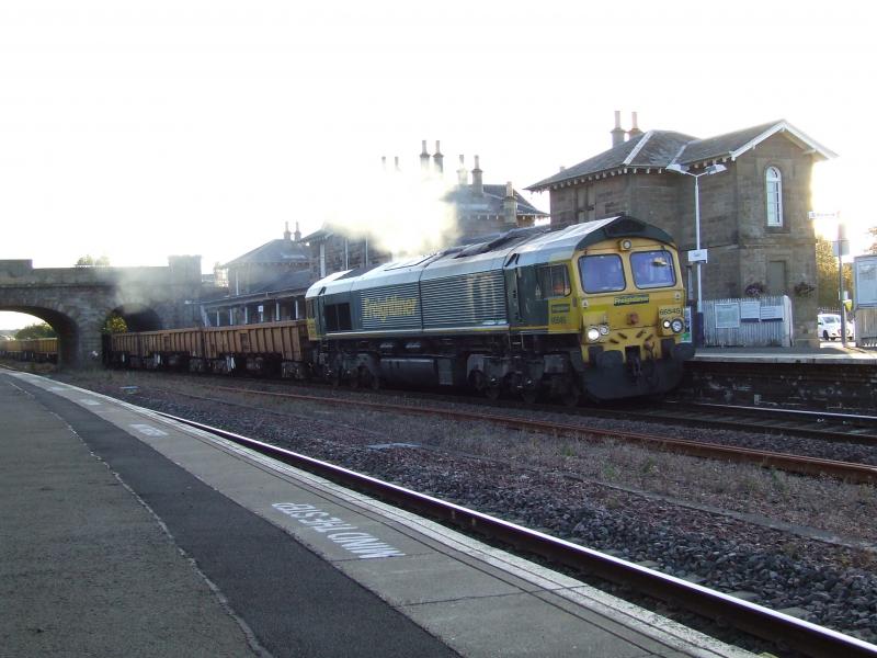 6X25 passes Cupar 06 Oct 2018: 66545 chucks out monster plume of white clag as it leads 6X25 Millerhill to Kittybrewster through Cupar on 06 Oct 2018 Photo of 6X25 passes Cupar 06 Oct 2018