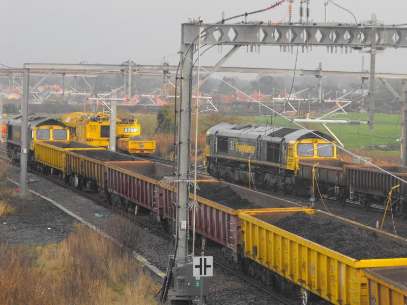 66592 and 66593: 66592 and 66593 on boxing day at High Bonnybridge. Photo of 66592 and 66593