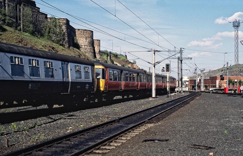 303008 AND UNKNOWN WAVERLEY 21.5.91.jpg: Photo of 303008 AND UNKNOWN WAVERLEY 21.5.91.jpg