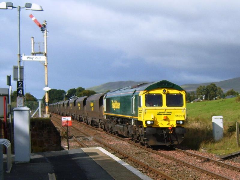 Southbound Coal Kirkconnel: 66953 observes temp speed limit southbound through Kirkconnel 01 Oct 2008 Photo of Southbound Coal Kirkconnel