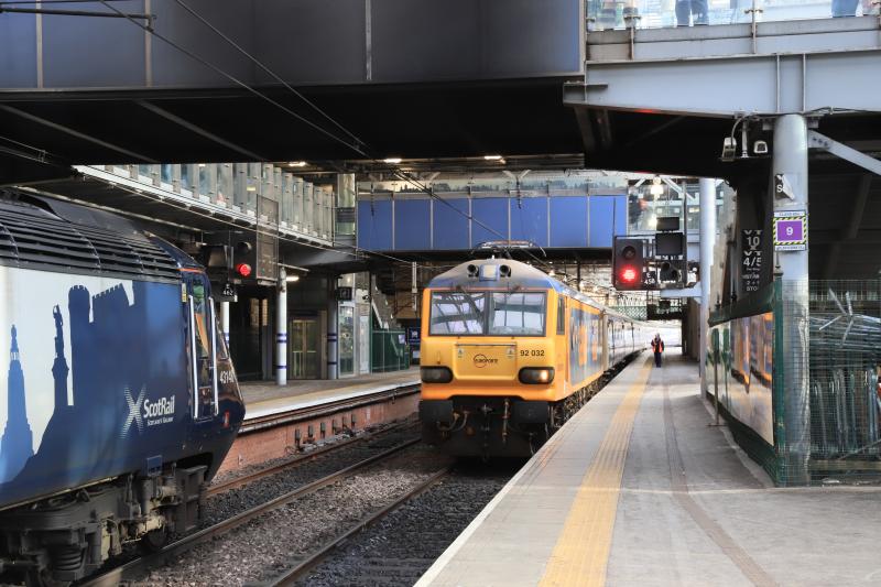 5B26: 92032 on 5B26 08.18 actual 11.59 Edinburgh to Polmadie in Platforms 19 & 2 on 09/02/2019 Photo of 5B26