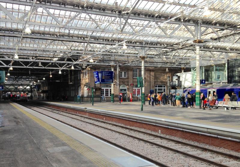 Waverley Platforms 5/6: Looking inward from Platform 6 across to Platform 4 Photo of Waverley Platforms 5/6