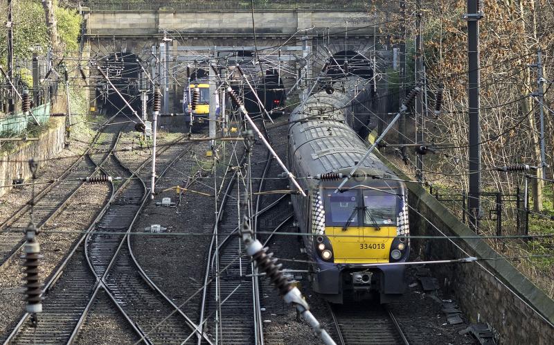 334018 THREADING ITS WAY THRO THE MAZE AT PRINCESS ST. GDNS . 26.2.19.jpg: Photo of 334018 THREADING ITS WAY THRO THE MAZE AT PRINCESS ST. GDNS . 26.2.19.jpg
