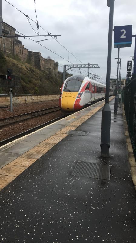 800109 Edinburgh 22/3/19: 800109 leaving Edinburgh on electric power forming 5X44? to Newcastle at 14:45 on 22/3/19 Photo of 800109 Edinburgh 22/3/19
