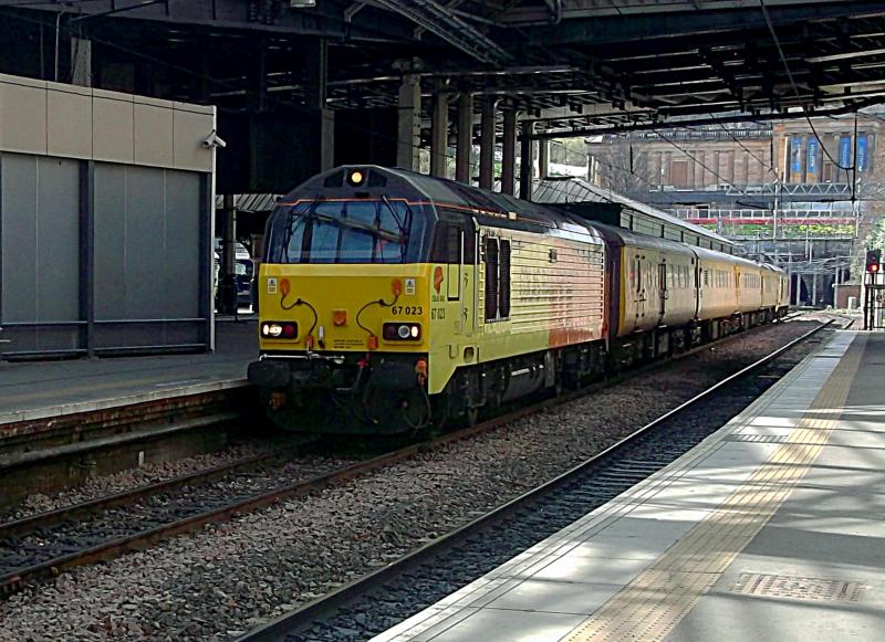 Photo of 67023 at Edinburgh Waverley