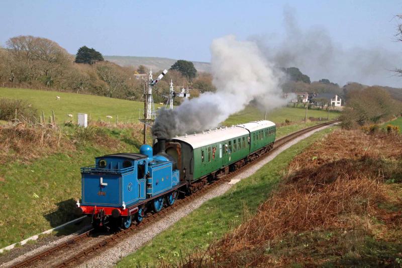 419 has the road: 419 has the road into Harmans Cross station platform 2. Photo by Andrew P.M. Wright Photo of 419 has the road