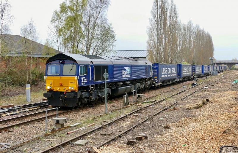 4H47 Inverness to Mossend arriving in Perth.: 66430 with 4H47.
Note all the bushes and trees that have been cut back in this area recently. Photo of 4H47 Inverness to Mossend arriving in Perth.