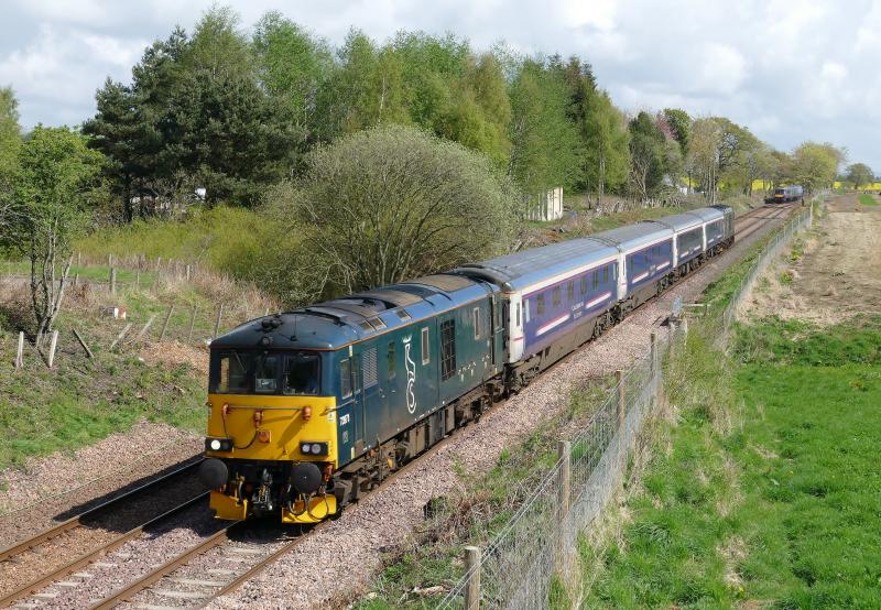 Photo of 5Z25 Aberdeen to Polmadie Sleeper ECS at Ross Bridge Glendoick.