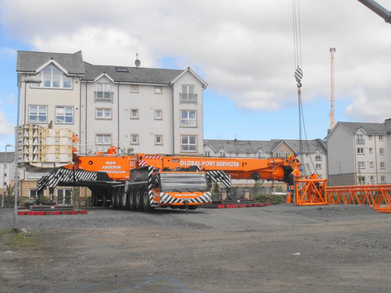 Crane at Stirling station: Crane busy being set up for lifting new footbridge into place tomorrow. Photo of Crane at Stirling station