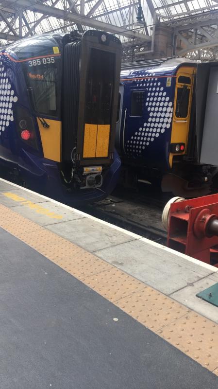 385035: 035 waiting to work 2Y44 to Edinburgh 13/5/19 Photo of 385035