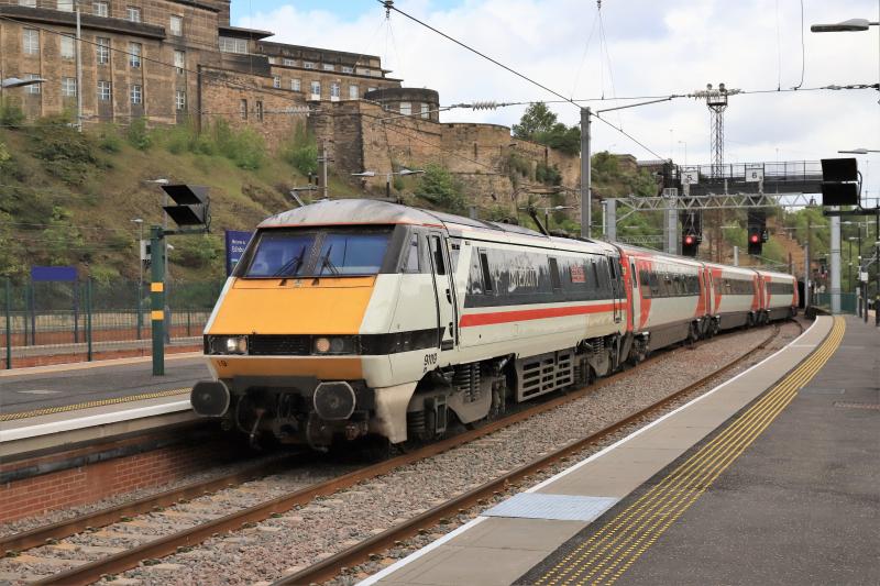 1S10: 91119 on 1S10 09.30 Kings Cross to Edinburgh arriving at Platform 5 Waverley on 26/05/2019 Photo of 1S10