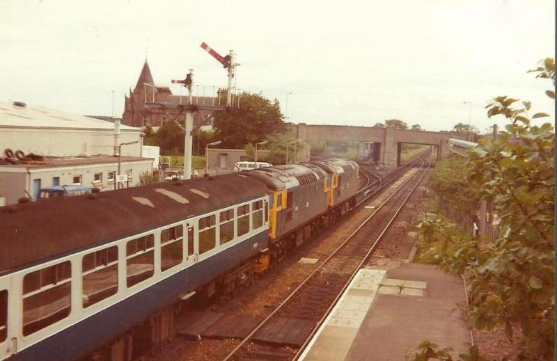 26s depart Elgin: The pair now depart. 5/7/83 Photo Danny Hathaway Photo of 26s depart Elgin