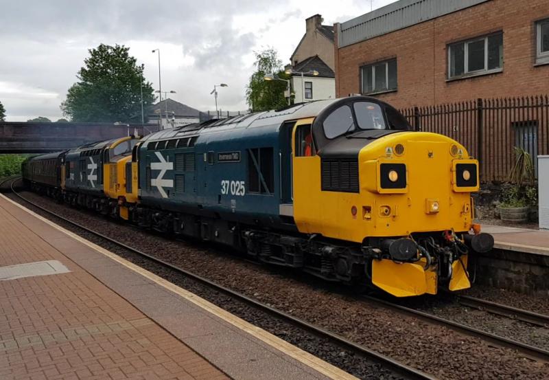 Photo of BR Large Logo Blue Class 37's 37025 and 37402 passing Maryhill Station with service 1Z37