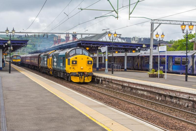 37025/402: 37025/402 passing through Dumbarton Central on 27/05/2019 Photo of 37025/402