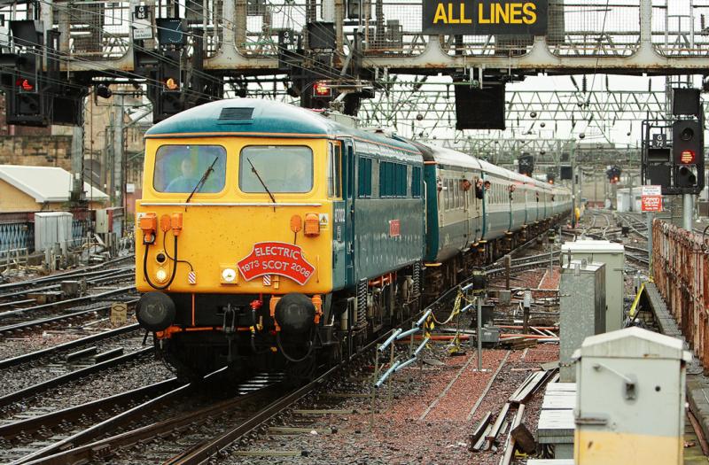 87002 arrives at Glasgow Central with the Electric Scot: Photo of 87002 arrives at Glasgow Central with the Electric Scot