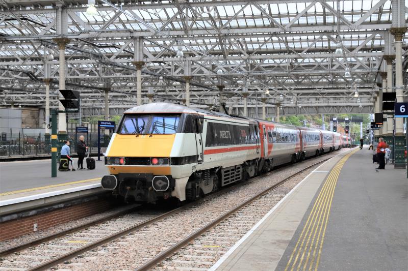 91119: 91119 leaving Platform 5 Waverley on 5S05 for Craigentinny on 13/07/2019 Photo of 91119