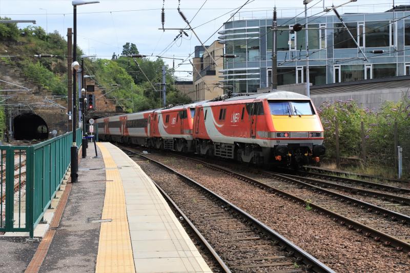 1E14: 91105 with pan down inside 91113 0n 1E14 12.00 Edinburgh to London KX leaving Platform 9 Waverley on 013/07/2019 Photo of 1E14