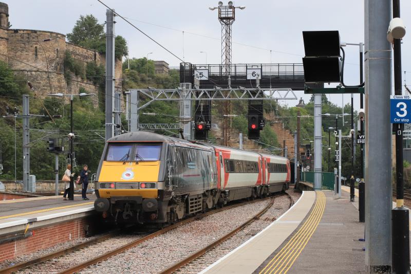 1E14: 91110 on 1E14 12.00 Edinburgh to Kings Cross leaving platform 5 Waverley on 31/07/2019 Photo of 1E14