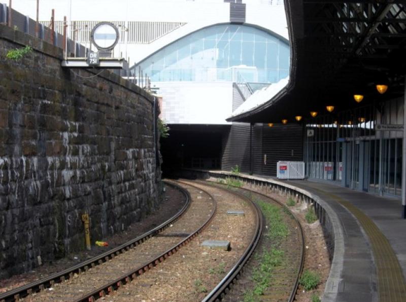 Banner repeater DR751 at Dundee: Situated in the DTL at Dundee, the signal D751 this is for is only around 50 - 100 yards further on but obscured until the train is nearly at it. Photo of Banner repeater DR751 at Dundee
