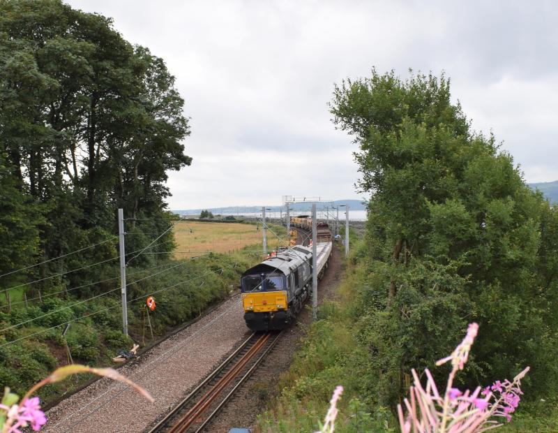 6K03: DRS 66 66301 at the head of an engineers train near Cardross on 4.8.19. 66305 can just be seen on the rear of the train Photo of 6K03